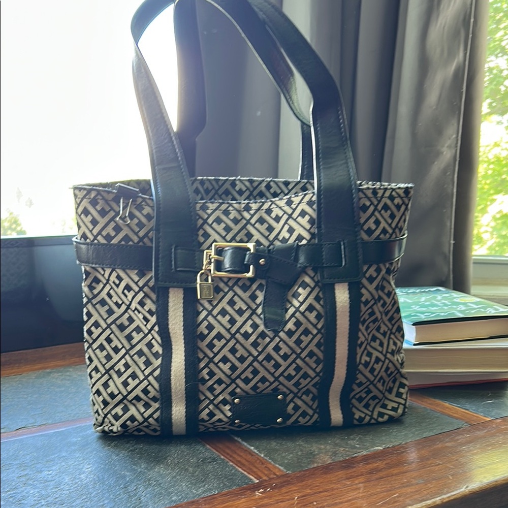 Tommy Hilfiger Cream and Black Tote Bag with Sophisticated Design